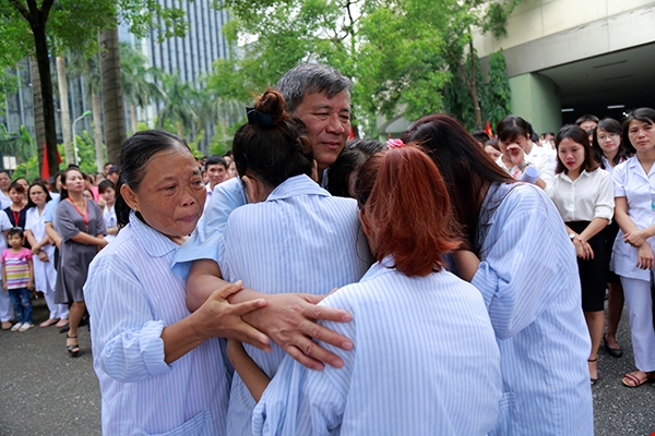 Chuyện xúc động nhất hôm nay: Viện trưởng Viện Huyết học nghỉ hưu, hàng trăm y bác sĩ, bệnh nhân xếp hàng dài chia tay - Ảnh 6.