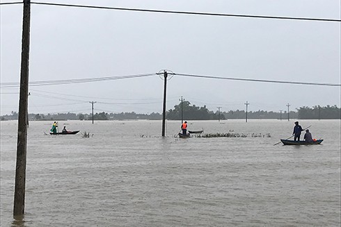 Bão số 12 đã đổ bộ vào đất liền: Hàng nghìn nhà dân ở Khánh Hòa bị sập tường, bay mái - Ảnh 5.