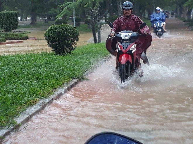 [ẢNH + VIDEO] Sau bão, lũ ngập khắp các tỉnh miền Trung, nhiều khu vực bị chia cắt - Ảnh 5.