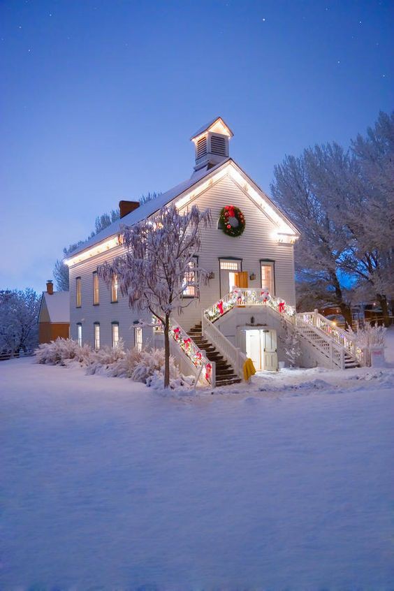 Những ngôi nhà trang hoàng lộng lẫy đón Noel đẹp đến mê mẩn giữa tuyết trắng - Ảnh 5.