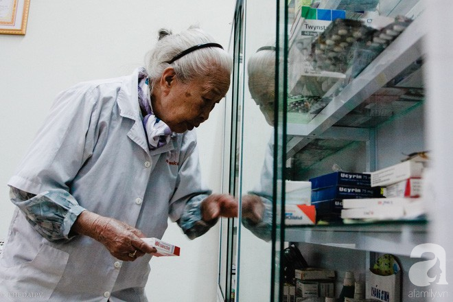 Chuyện ấm lòng ngày rét kỷ lục: Nữ bác sĩ tóc trắng bền bỉ 15 năm mở phòng khám miễn phí cho người Hà Nội - Ảnh 6.