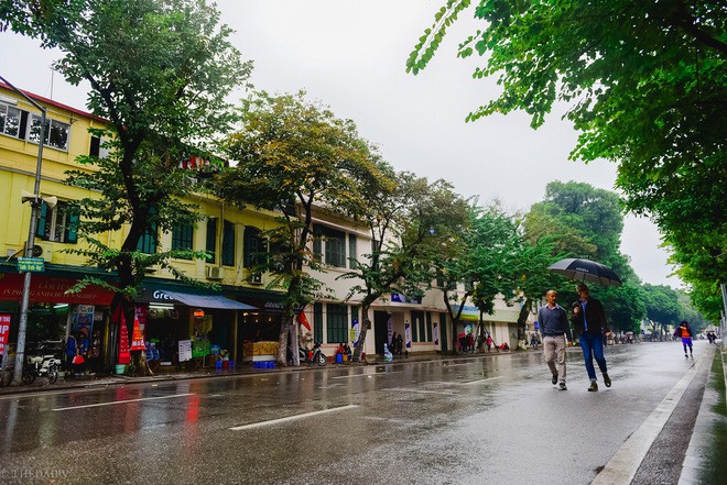 Mưa cả ngày, người Hà Nội đổ về các TTTM mua sắm và vui chơi ngày đầu nghỉ lễ Tết Dương lịch - Ảnh 5.