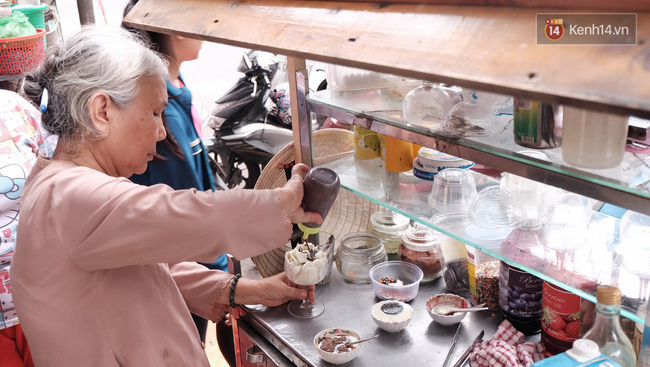 Bạn trẻ Sài Gòn rủ nhau ủng hộ cụ bà 70 tuổi bán kem nuôi chồng bệnh và cháu ăn học - Ảnh 6.