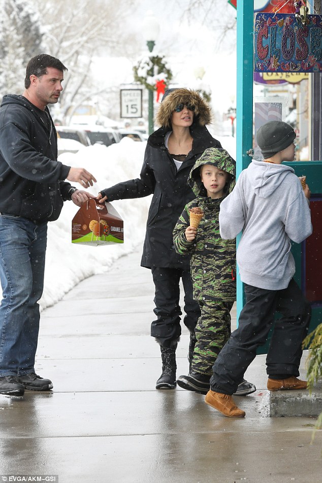 6 nhóc tỳ nhà Angelina Jolie khoái chí đi trượt tuyết cùng mẹ - Ảnh 7.