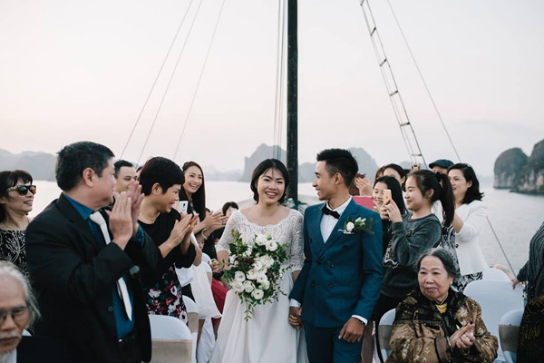 Lễ đính hôn lãng mạn trên du thuyền ở vịnh Hạ Long khiến nhiều người ghen tỵ - Ảnh 6.