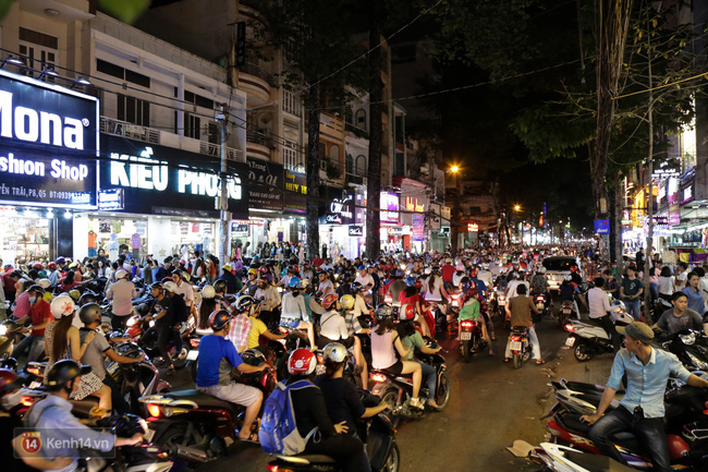 Nhiều nhân viên cửa hàng thời trang ở Sài Gòn cầm bảng giá tràn ra đường chào mời khách dịp cận Tết - Ảnh 6.