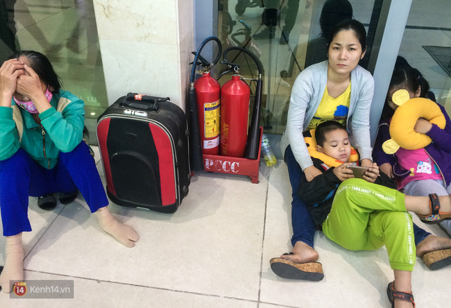 Chùm ảnh: Cận Tết, biển người vật vã hàng tiếng đồng hồ chờ check in ở sân bay Tân Sơn Nhất - Ảnh 6.