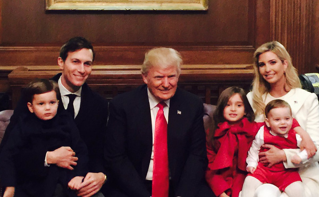 Đối với cậu cháu trai 10 tháng tuổi, việc ông ngoại Donald Trump trở thành Tổng thống cũng khiến cậu bé hạnh phúc nhường này - Ảnh 6.
