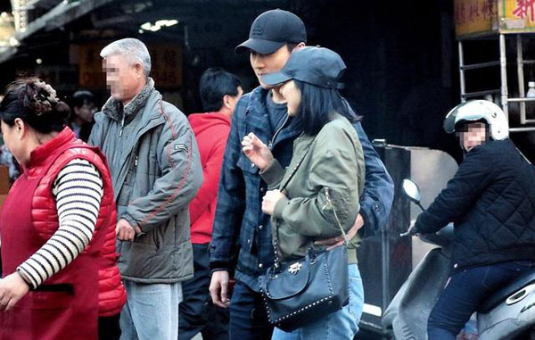 Mỹ nam Triệu Hựu Đình khiến fan nhũn tim vì hình ảnh cực tình bên vợ lớn tuổi - Ảnh 3.