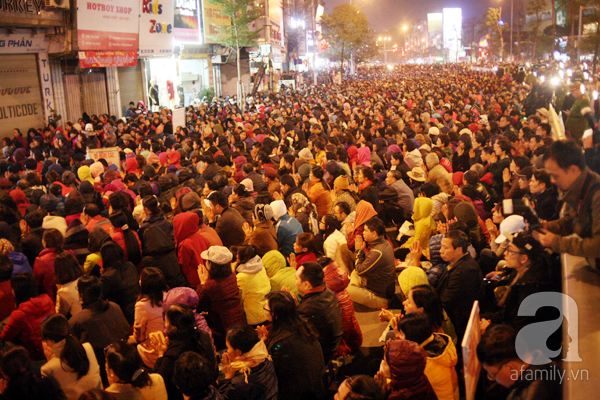 Hà Nội: Hàng vạn người ngồi dưới đường để tham dự lễ Cầu an chùa Phúc Khánh - Ảnh 6.