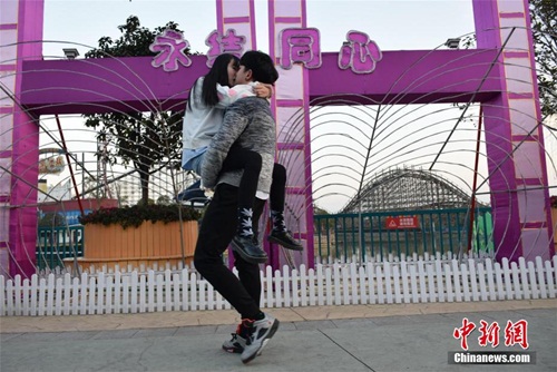 Nóng bỏng cuộc thi hôn của giới trẻ Trung Quốc - Ảnh 2.