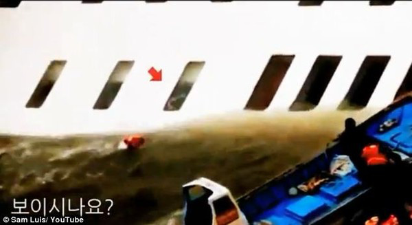 Loạt hình ám ảnh trong thảm kịch chìm phà Sewol cướp đi sinh mạng của gần 300 học sinh ở Hàn Quốc 3 năm trước - Ảnh 6. Loạt hình ám ảnh trong thảm kịch chìm phà Sewol cướp đi sinh mạng của gần 300 học sinh ở Hàn Quốc 3 năm trước - Ảnh 6.