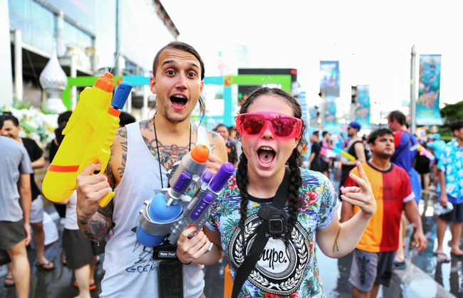 Ngắm mãi không hết trai xinh gái đẹp tại lễ hội té nước Songkran ở Bangkok! - Ảnh 6.