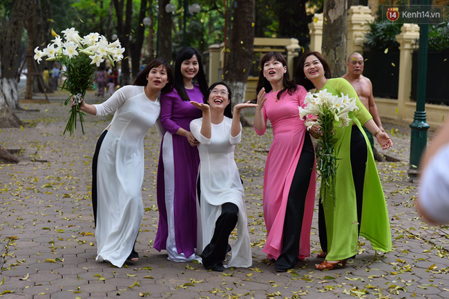 Cuối tuần, chị em áo dài váy hoa kéo nhau đi pose ảnh ở con đường lá vàng Phan Đình Phùng - Ảnh 6.