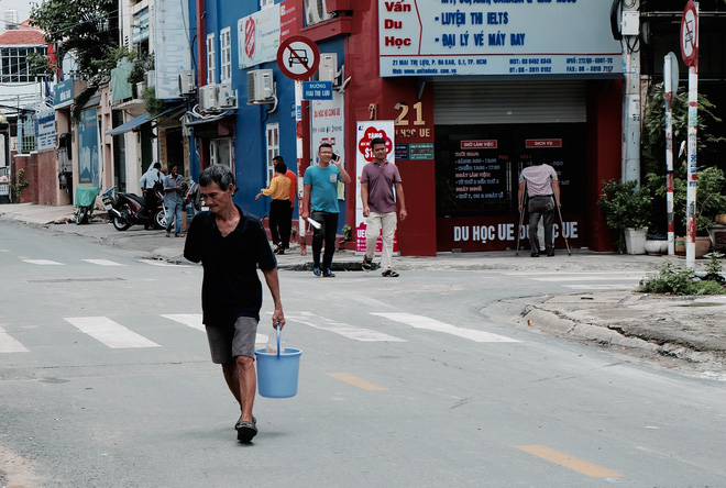 Chuyện của chú Ba Sài Gòn - Người đàn ông 40 năm đẩy xe bán chè vỉa hè chỉ bằng một tay - Ảnh 6.