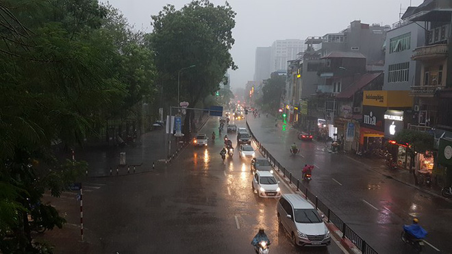 Mây đen che kín bầu trời, Hà Nội đang đón trận mưa rào cực lớn - Ảnh 28. Mây đen che kín bầu trời, Hà Nội đang đón trận mưa rào cực lớn - Ảnh 28.