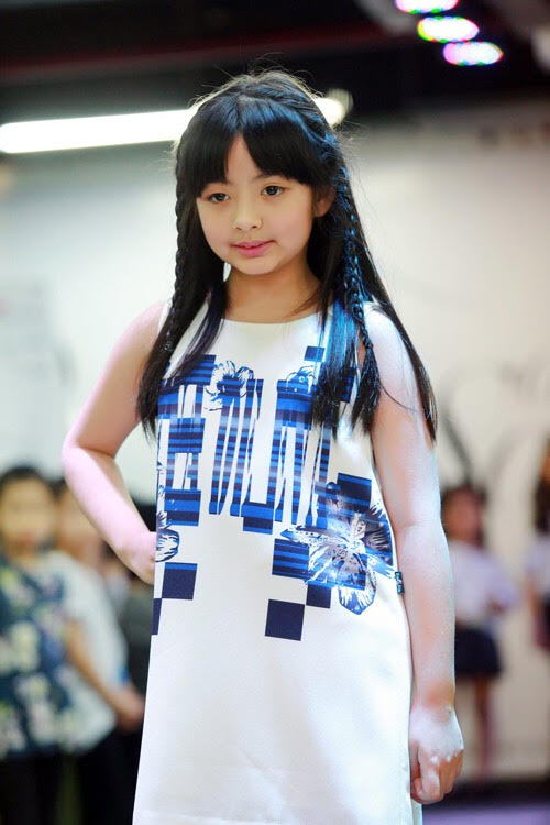 Tự tin catwalk, con gái 9 tuổi của siêu mẫu Thuý Hằng gây chú ý vì cực giống Kaity Nguyễn - Ảnh 6.