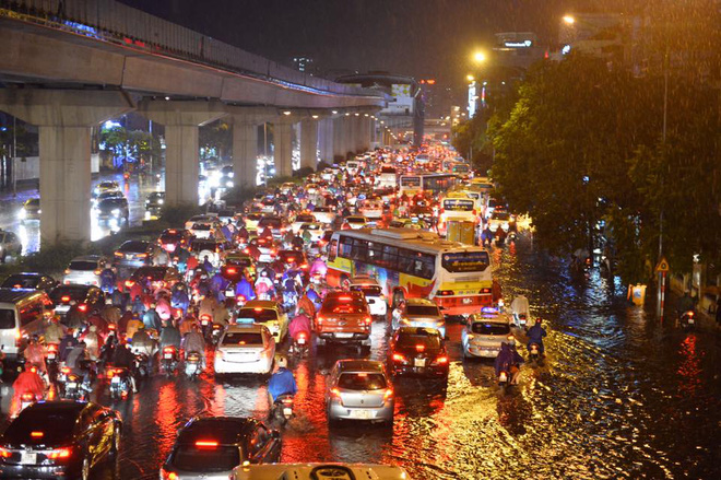 Mưa lớn trút xuống vào giờ tan tầm, ô tô xếp hàng dài trên đường phố Hà Nội - Ảnh 7.