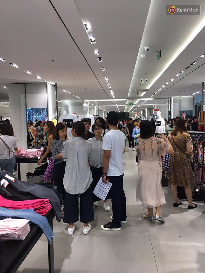 Store Zara ở Sài Gòn chật cứng người mua sắm trong ngày sale đầu tiên - Ảnh 7.