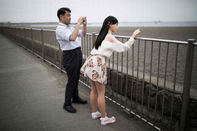 Người đàn ông Nhật Bản sống cùng vợ con và những cô búp bê tình dục xinh đẹp - Ảnh 6.