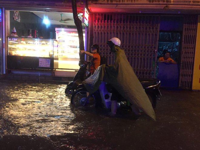 Mưa cực lớn, đường phố Hà Nội ngập úng nghiêm trọng lúc nửa đêm - Ảnh 18.