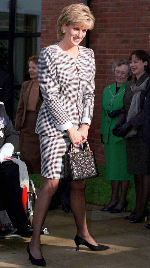 Công nương Diana: fashion icon hoàng gia duy nhất sở hữu đến 2 mẫu túi đình đám được đặt theo tên mình - Ảnh 6.