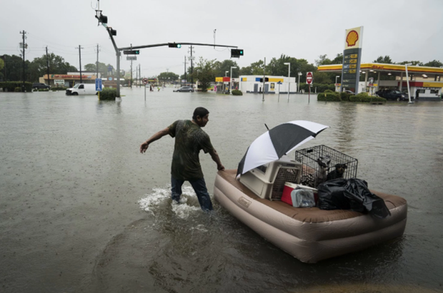 Mỹ: Bức ảnh gây sốc trong bão Harvey - Ảnh 6.