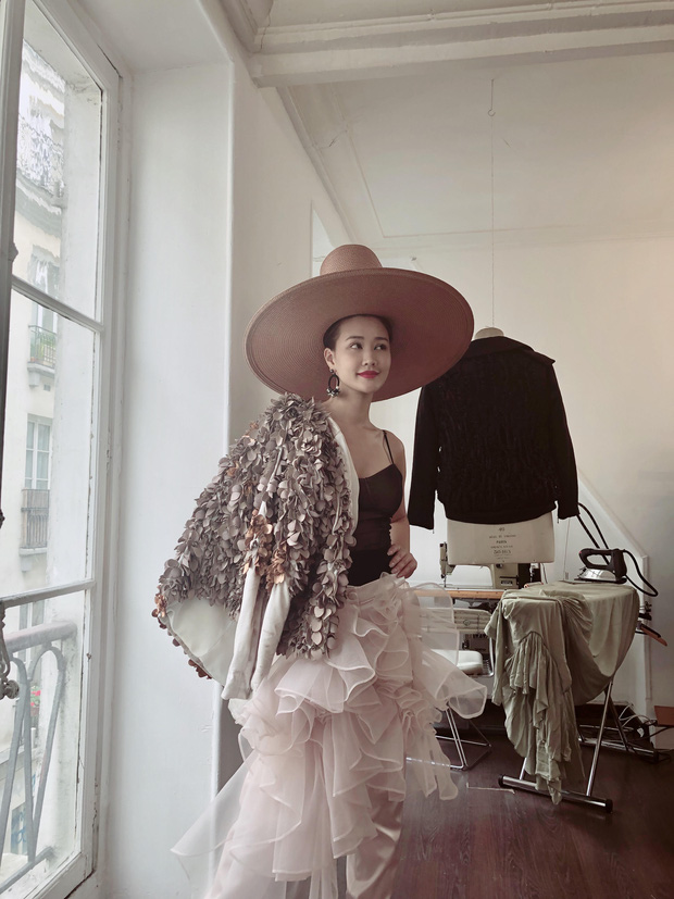 Vừa đấu khẩu chán chê với Tâm Tít xong, Maya đã mặc cực dị xuất hiện tại Paris Fashion Week - Ảnh 6.