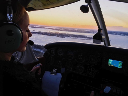 Nữ phi công phải đóng tài khoản Instagram vì quá xinh đẹp - Ảnh 2.