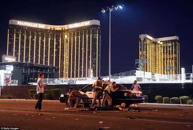 Đám đông la hét, hoảng sợ và giẫm đạp lên nhau trong hiện trường vụ xả súng lễ hội âm nhạc Las Vegas - Ảnh 6.