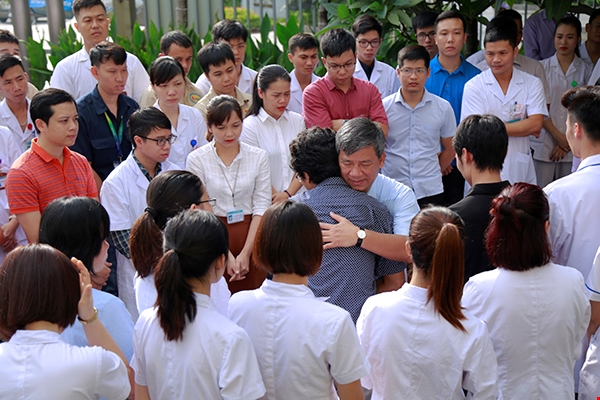 Chuyện xúc động nhất hôm nay: Viện trưởng Viện Huyết học nghỉ hưu, hàng trăm y bác sĩ, bệnh nhân xếp hàng dài chia tay - Ảnh 7. Chuyện xúc động nhất hôm nay: Viện trưởng Viện Huyết học nghỉ hưu, hàng trăm y bác sĩ, bệnh nhân xếp hàng dài chia tay - Ảnh 7.