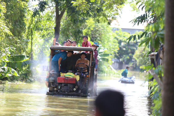 Ảnh: Hà Nội chìm trong biển nước sau 5 ngày lũ về, dân đập tường thành lỗ chui lấy lương thực - Ảnh 6.