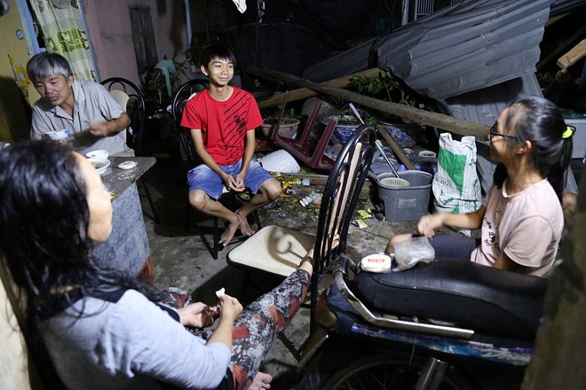 Hai ngày sau khi cơn bão số 12 đi qua, người dân Khánh Hòa vẫn chật vật sống trong bóng đêm vì mất điện - Ảnh 6.