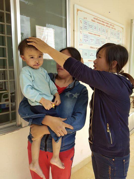 Thảm kịch gia đình sau vụ sạt lở đất ở Quảng Nam: Chồng gãy hai chân ôm con gái đau đớn bên thi thể vợ - Ảnh 3.