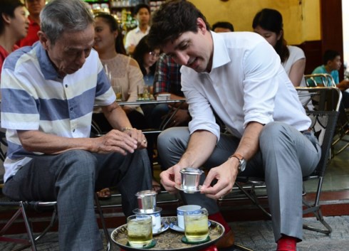 Quán cafe ở Sài Gòn mà Thủ tướng Canada ghé uống: Ông và người ngồi cùng bàn uống cafe sữa pha phin và khen ngon - Ảnh 6.