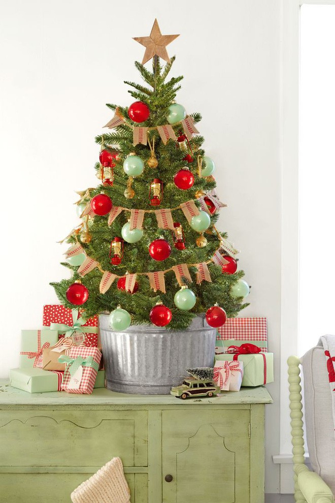 17 ý tưởng trang trí cây thông Noel mini đẹp, độc, lạ dành riêng cho nhà nhỏ  - Ảnh 6.