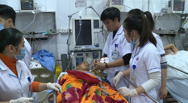 Bắc Ninh: Sập ban công trường tiểu học, 13 học sinh nhập viện, trong đó 1 bé bị chấn thương sọ não - Ảnh 8.