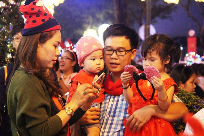 Hàng vạn người xuống phố, hào hứng đón Giáng sinh trong tiết trời đẹp - Ảnh 37. Hàng vạn người xuống phố, hào hứng đón Giáng sinh trong tiết trời đẹp - Ảnh 37.