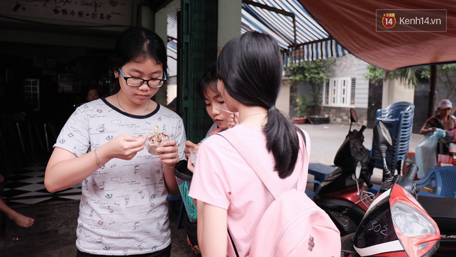 Bạn trẻ Sài Gòn rủ nhau ủng hộ cụ bà 70 tuổi bán kem nuôi chồng bệnh và cháu ăn học - Ảnh 7.