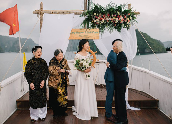 Lễ đính hôn lãng mạn trên du thuyền ở vịnh Hạ Long khiến nhiều người ghen tỵ - Ảnh 7.