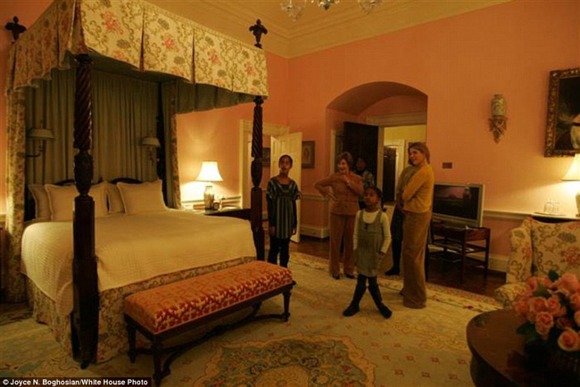 Những bức ảnh hiếm về 2 cô công chúa nhà Obama trong lần đầu đến Nhà Trắng - Ảnh 7.