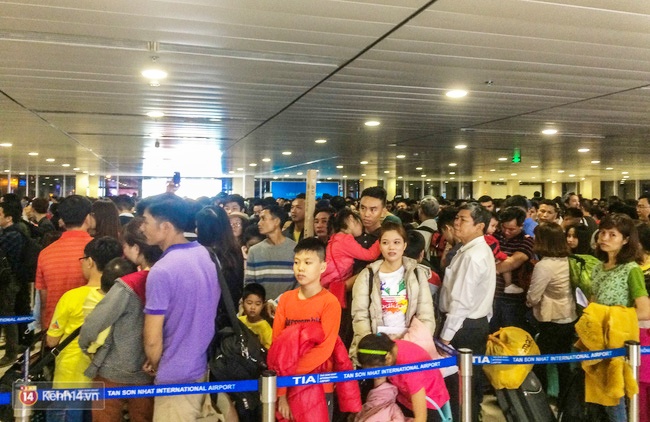 Chùm ảnh: Cận Tết, biển người vật vã hàng tiếng đồng hồ chờ check in ở sân bay Tân Sơn Nhất - Ảnh 7.
