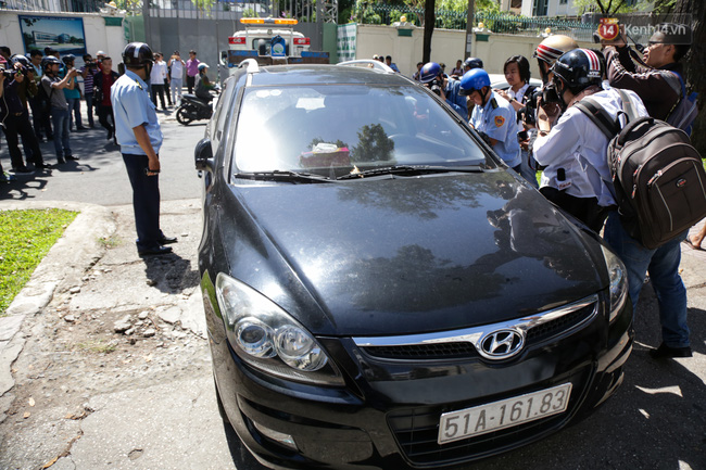 Ô tô Audi của hoa hậu Thu Hoài bị niêm phong đưa về phường do lấn chiếm vỉa hè Sài Gòn - Ảnh 8.
