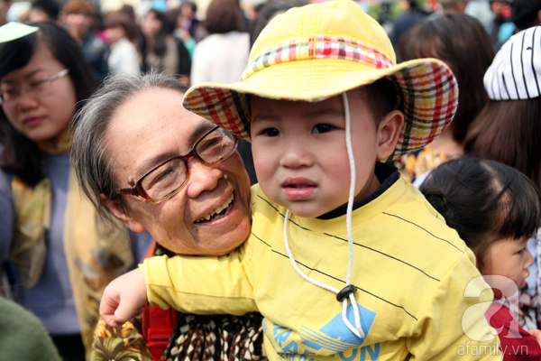 Lễ hội hoa hồng ở Hà Nội: Hàng nghìn người đội nắng xếp hàng vào cửa - Ảnh 22.