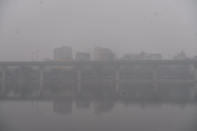 Chùm ảnh: Hà Nội mờ ảo trong sương mù dày đặc ngày cuối tuần - Ảnh 7.