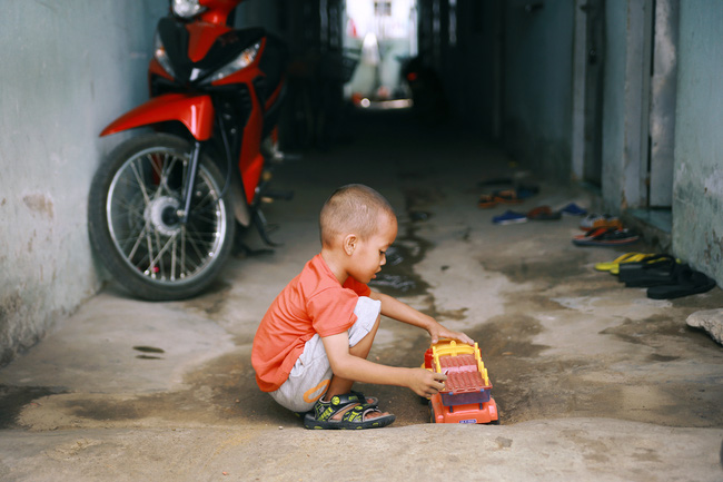 Ngày quốc tế hạnh phúc, nghe mẹ con cậu bé xếp dép kể về 15 ngày kì diệu mà họ vừa trải qua... - Ảnh 7.