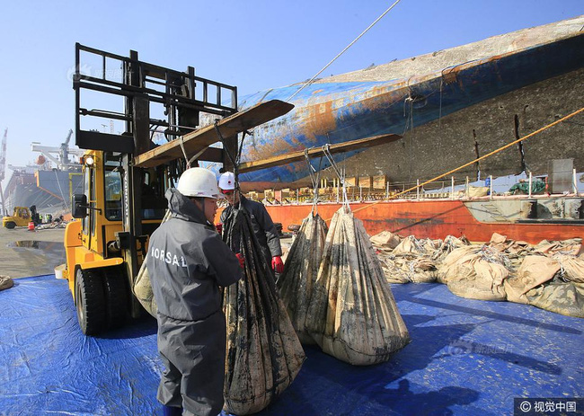 Những di vật được tìm thấy trong xác phà Sewol sau 3 năm chìm dưới đáy đại dương - Ảnh 7.