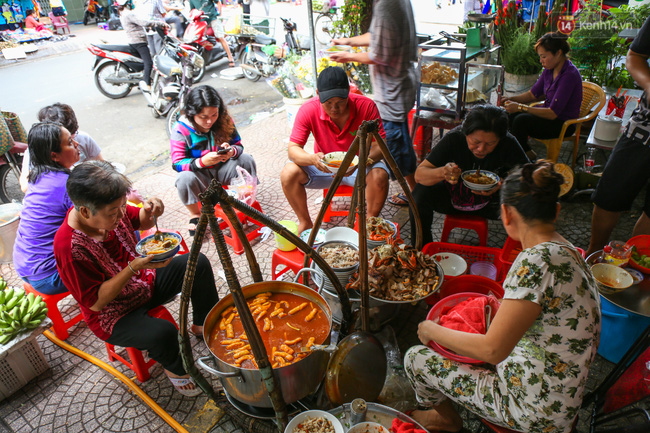 Có gì bên trong bát bánh canh ở vỉa hè Sài Gòn nhưng có giá tận... 240.000 đồng? - Ảnh 8.