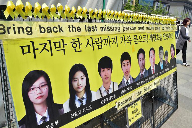 Tìm thấy thi thể nữ sinh 17 tuổi trong bi kịch chìm phà Sewol, số người mất tích giảm xuống 8 - Ảnh 7.