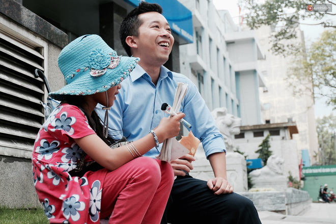 Anh nhân viên ngân hàng dành giờ nghỉ trưa mỗi ngày để dạy chữ cho cô bé vé số ngay trên vỉa hè Sài Gòn - Ảnh 7.